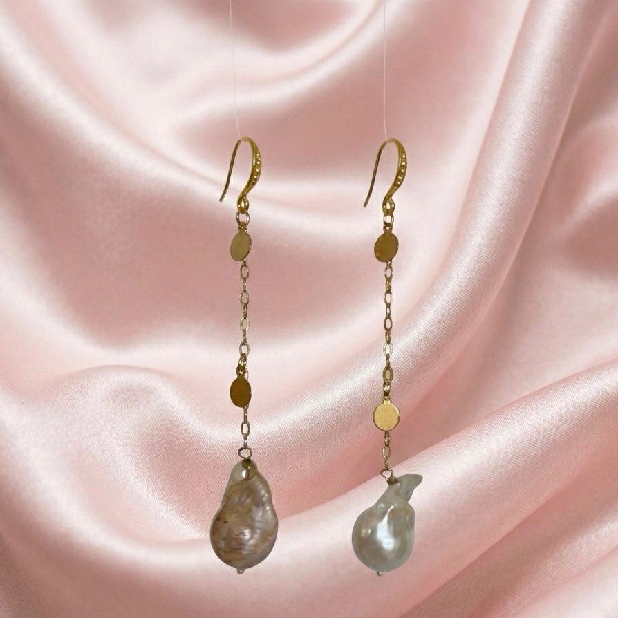 Baroque pearl drop with long golden string