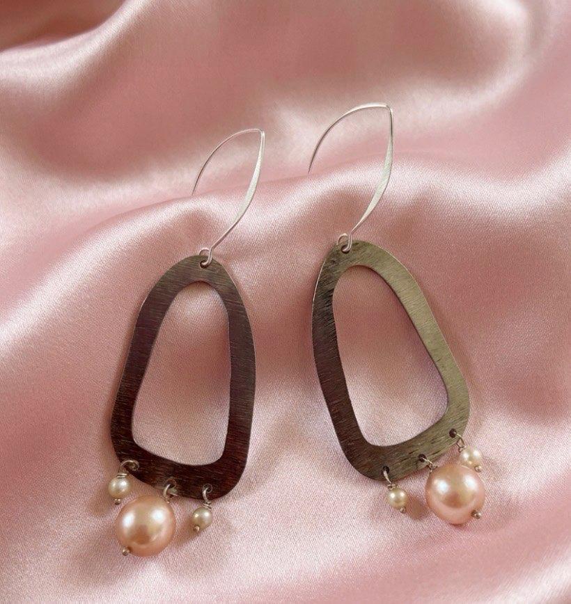 Hanging rectangular artical with 3 pearl drops